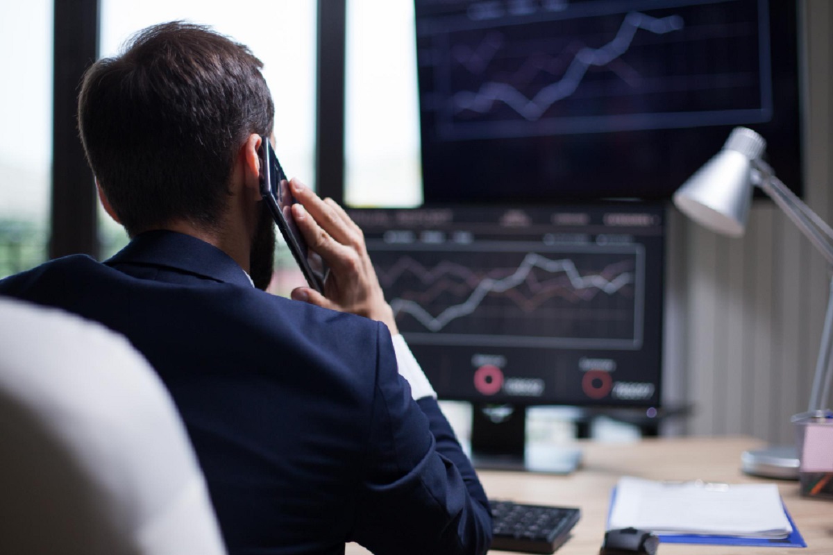 مدیر ریسک در حال بررسی ابزارهای مدیریت ریسک در بازار سرمایه