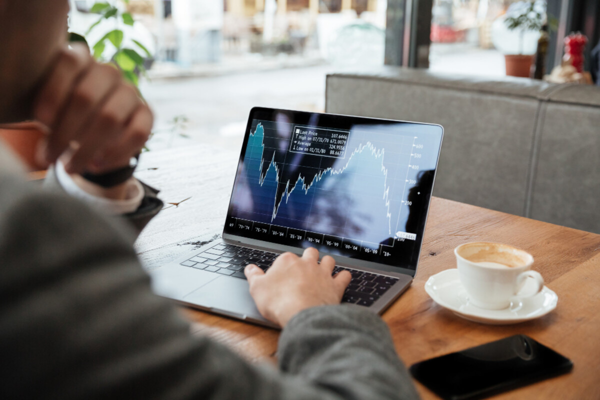 تریدری در حال پیدا کردن بهترین حساب فارکس برای مبتدیان